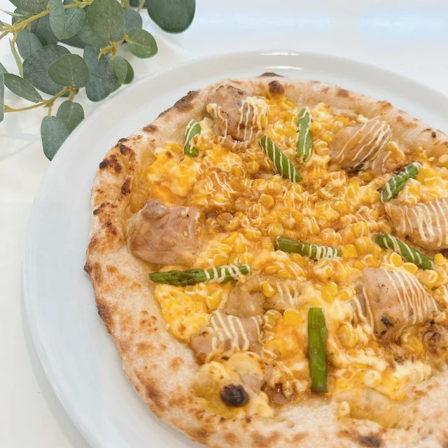 「霧の蔵ベーカリー」季節限定のピッツァをご紹介いたします🍕
てりたまチキンピッツァ
-———————————
・レギュラーサイズ(直径26cm) ¥1,950 (税込)
旨味が詰まったチキンをごろっと贅沢にのせ、たまごサラダ、シャキシャキ食感のアスパラとコーンをトッピング。
その上に、てりやきソースとマヨネーズで仕上げたボリューム満点の一枚♪
ご家族やご友人との団らんに、季節限定のピッツァいかがでしょうか☺
「霧の蔵ベーカリー」のピッツァ生地には「焼酎モロミ」を使用しています。
ビタミンやミネラル豊富な焼酎モロミを使った、からだ想いの生地です。ミミまで美味しい、もっちり食感が特徴で、石窯で一枚一枚丁寧に焼き上げた、本格的なピッツァです。
■ピッツァ提供時間:10:00 〜13:30
■ご予約方法:お電話(0986-22-8989)または店頭にて承ります。
※DM、コメントでのご予約は受け付けておりません。
※数量限定のため、先着順の販売となります。
■お問い合わせ
「霧の蔵ベーカリー」宮崎県都城市志比田町5480番地
【電話受付時間】9:30~16:00
【定休日】火曜日
【TEL】0986-22-8989
#焼酎の里霧島ファクトリーガーデン #霧島ファクトリーガーデン #霧の蔵ブルワリー #霧島体験 #宮崎観光 #都城観光 #宮崎 #都城 #霧島酒造 #霧島焼酎 #宮崎テイクアウト #都城テイクアウト #霧の蔵ベーカリー #ベーカリー #都城パン屋 #ピクニック #ピッツァ #パン #焼酎モロミ #宮崎ピザ #都城ピザ #都城ランチ #パン屋 #パンスタグラム #パン活 #てりたまチキンピッツァ