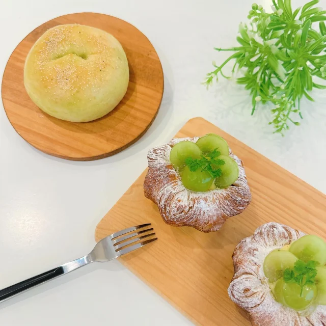 「霧の蔵ベーカリー」の5月限定商品をご紹介いたします!
(2枚目)マスカットデニッシュ ¥320(税込)
——————————————————————
皮ごと食べられる、みずみずしいマスカットをトッピング🍇やわらかな口当たりのカスタードクリームと、牛乳本来の味わいを感じる牛乳クリームとの2層のクリームを楽しめます!サクッと食感のデニッシュ生地との相性もぴったり。
(3枚目)うぐいすあんぱん ¥180(税込)
-———————————————————
えんどう豆のあんが入った、春色あんぱん!
新緑をイメージした、野菜パウダーが入った優しい色合いの生地も、こだわりのひとつ。
■ご予約方法:お電話(0986-22-8989)または店頭にて承ります。
※DM、コメントでのご予約は受け付けておりません。
※在庫がなくなり次第、販売を終了する場合がございます。あらかじめご了承ください。
■お問い合わせ
「霧の蔵ベーカリー」
〒885-0093宮崎県都城市志比田町5480番地
【電話受付時間】9:30~16:00
【定休日】火曜日
【TEL】0986-22-8989
#焼酎の里霧島ファクトリーガーデン #霧島ファクトリーガーデン #霧の蔵ブルワリー #霧島体験 #宮崎観光#都城観光 #宮崎 #都城 #霧島酒造 #霧島焼酎 #宮崎テイクアウト #都城テイクアウト #霧の蔵ベーカリー #ベーカリー #都城パン屋 #ピクニック #ピッツァ #パン #焼酎モロミ #宮崎ピザ #都城ピザ #都城ランチ #パン屋 #パンスタグラム #パン活 #子連れランチ #マスカットデニッシュ #うぐいすあんぱん