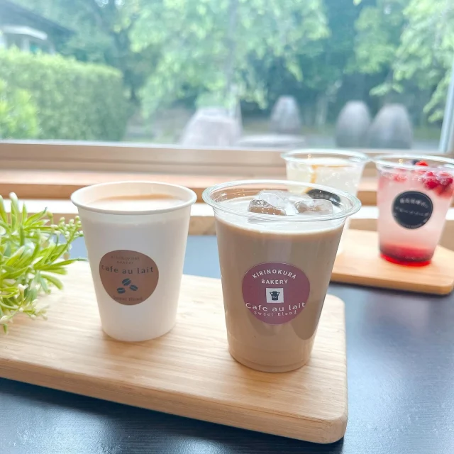 6月1日は「牛乳の日」!
今回は「牛乳の日」にちなんで、牛乳を使用したドリンクと当店おすすめドリンクをご紹介します!
やさしいカフェオレ(加糖)HOT/ICE ¥350(税込)
————————————————————————
ミルクのまろやかさとコーヒーのやさしい香りが広がり、心ほぐれる一杯です☕パンとの相性も抜群で、リピーターも多く、人気のドリンクです!
※ひとつひとつお作りしますので少しお時間をいただきます。
※カフェオレは、無糖へ変更することはできませんので、あらかじめご了承ください。
霧島裂罅水ソーダ ¥400(税込)
———————————————
焼酎造りに使用している「霧島裂罅水(キリシマレッカスイ)」を使ったフルーツソーダ!季節によって様々な種類をご用意。
現在は「カシスベリー」と「レモン」を販売しています!
2層になった見た目もおしゃれなドリンクで、写真も映えること間違いなし📷
パンとピザのお供にいかがでしょうか♪
■お問い合わせ
「霧の蔵ベーカリー」
〒885-0093宮崎県都城市志比田町5480番地
【電話受付時間】9:30~16:00
【定休日】火曜日
【TEL】0986-22-8989
#焼酎の里霧島ファクトリーガーデン #霧島ファクトリーガーデン #霧の蔵ブルワリー #霧島体験 #宮崎観光 #都城観光 #宮崎 #都城 #霧島酒造 #霧島焼酎 #宮崎テイクアウト #都城テイクアウト #霧の蔵ベーカリー #ベーカリー #都城パン屋 #ピクニック #ピッツァ #パン #焼酎モロミ #宮崎ピザ #都城ピザ #都城ランチ #パン屋 #パンスタグラム #パン活 #子連れランチ #ドリンク #カフェオレ #霧島裂罅水ソーダ