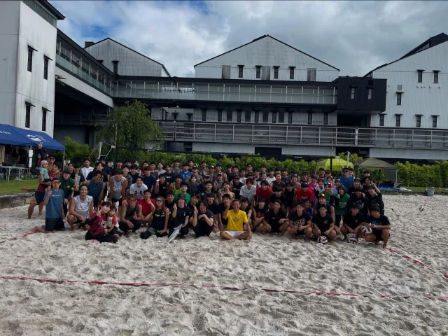 ＼真夏の熱闘！「KIRISHIMA BEACH PARK」でビーチバレー⼤会が行われました！／

夏真っ盛り！7月21日 (月・祝) 、「KIRISHIMA BEACH PARK」にて「都城霧島ビーチバレーボール⼤会 PVB JAPAN CUP」が開催されました！🌴🏐

100名近くの選手が都城に集結し、熱戦と笑顔が満載！
天気にも恵まれ、最高のイベントとなりました！☀️

「焼酎の里 霧島ファクトリーガーデン」内の「KIRISHIMA BEACH PARK」は公園としてのご利用はもちろんのこと、イベントやスポーツ⼤会、芝生エリアでのバーベキュー利用も可能です！

貸切での利用をご希望の際はお気軽にお問い合わせください！

お問い合わせ 「焼酎の里 霧島ファクトリーガーデン」
TEL：0986-21-8111 FAX：0986-21-8112
※DMでのお問い合わせには対応しておりません。

#焼酎の里霧島ファクトリーガーデン #霧島ファクトリーガーデン #霧の蔵ブルワリー #霧島体験 #宮崎 #都城 #霧島酒造 #霧島焼酎 #黒霧島 #KIRISHIMABEER #焼酎 #芋焼酎 #ビーチバレー #beachvolleyball