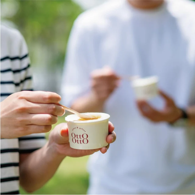 ＼8月27日はジェラートの日🍨／

なぜ今日がジェラートの日かご存知でしょうか？😳
暑い時期に食べたくなるからという声もありそうですが、実は、世界中を魅了した映画「ローマの休日」の公開日にちなんで制定されたそうです！
映画の中で、王女がジェラートを食べるシーンが話題となり、ローマを観光する人々が憧れるデザートとして人気を博したようです✨

そんな世界的に人気のジェラートですが、「焼酎の里 霧島ファクトリーガーデン」でも、オリジナルジェラート『K(ケイ)ジェラート』を販売しております！
宮崎の人気店OttO-OttOとのコラボレーションで誕生した『Kジェラート』のフレーバーは全部で3種類♪

🍨黄金千貫(さつまいも) ノンアルコール 580(税込)
🍨黄金千貫(さつまいも)×黒霧島 アルコール分1.5% 580(税込)
🍨ミルク×黒霧島 アルコール分2.0% 580(税込)

焼酎好きの方も日頃お酒を飲まれない方も、お楽しみいただけますので、ぜひこの機会に味わってみませんか？☺️

#焼酎の里霧島ファクトリーガーデン #霧島ファクトリーガーデン #霧の蔵ブルワリー #霧島体験 #宮崎観光 #都城観光 #工場見学 #宮崎 #都城 #霧島酒造 #霧島焼酎 #黒霧島 #宮崎スイーツ #宮崎ドライブ #さつまいも #サツマイモ #ジェラート #オットーオットー #涼しい #夏 #ジェラートの日 #テイクアウト #宮崎グルメ #都城グルメ