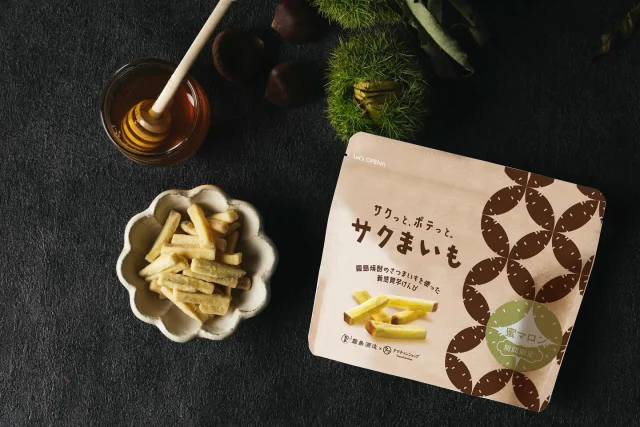 \サクまいもシリーズから、秋の味覚『蜜マロン味』が新発売🆕/
霧島酒造とタマチャンショップのコラボレーション商品『サクまいも 蜜マロン』を”期間限定”で、本日より発売いたします👏
2023年10月に発売した『サクまいも』シリーズは、霧島焼酎にも使用されるさつまいもを、本来の色や味わいをそのままに、減圧フライ製法により、通常の芋けんぴとは異なる”サクっと”した食感に仕上げた新感覚の芋けんぴです🍠
期間限定の第4弾となる商品は、さつまいもと栗の自然の恵みを活かした、贅沢な秋の味わい🍁
昔ながらの石臼でじっくりと挽いた「栗パウダー」と、カナダの大自然で育まれた「オーガニックメープルシロップ」が、『サクまいも』のやさしい味わいを一層引き立てます。
九州の大地で育ったさつまいもと、厳選された天然素材が織りなす至福のハーモニーをぜひご体感ください♪
◆発売日
2025年9月4日(木)
◆販売先
焼酎の里 霧島ファクトリーガーデン
タマチャンショップ 公式オンラインストアおよびECモール各店
◆販売価格
¥480(税込)
自分へのご褒美や飾らない贈答品として、「心地よいサプライズ」を生み出せる『サクまいも』をぜひお買い求めください♪
#焼酎の里霧島ファクトリーガーデン #霧島ファクトリーガーデン #霧の蔵ブルワリー #霧島体験 #宮崎観光 #都城観光 #焼酎工場見学 #工場見学 #宮崎 #都城 #霧島酒造 #霧島焼酎 #黒霧島 #宮崎イベント#宮崎ドライブ #さつまいも #サツマイモ #サクまいも #芋けんぴ #芋ケンピ #お菓子 #家族 #タマチャンショップ #秋 #秋の味覚 #食欲の秋 #栗 #クリ #マロン