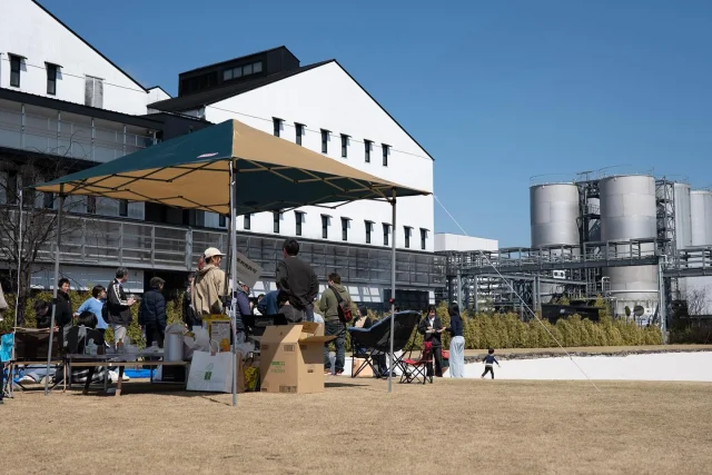 ＼真っ白な砂場と焼酎工場を眺めながらBBQ(バーベキュー)はいかがですか？🍖／

暑さが少しずつ和らぎ、過ごしやすくなってきましたね！
秋晴れの日差しと心地よい風を感じながら、「霧島ビーチパーク」でBBQを楽しみませんか✨

子どもたちは広々とした真っ白な砂場で走り回り、大人は焼酎工場を眺め、自然に囲まれながらのんびりと…
1つの空間で思い思いのBBQ時間を楽しむことができます👏

電源や水場もございますので、ぜひ皆様のご利用をお待ちしております！

※BBQで利用される際には、事前のお申し込みが必要です。
※食材やBBQコンロなどの手配は行っておりません。
お客様ご自身でご準備をお願いします。

■お問い合わせ
「焼酎の里 霧島ファクトリーガーデン」
【TEL】0986-21-8111
【電話受付時間】9:00~17:00

#焼酎の里霧島ファクトリーガーデン #霧島ファクトリーガーデン #霧の蔵ブルワリー #霧島体験 #宮崎 #都城 #宮崎観光 #都城観光 #霧島酒造 #霧島焼酎 #黒霧島 #KIRISHIMABEER #BBQ #都城バーベキュー #砂場 #キャンプ
