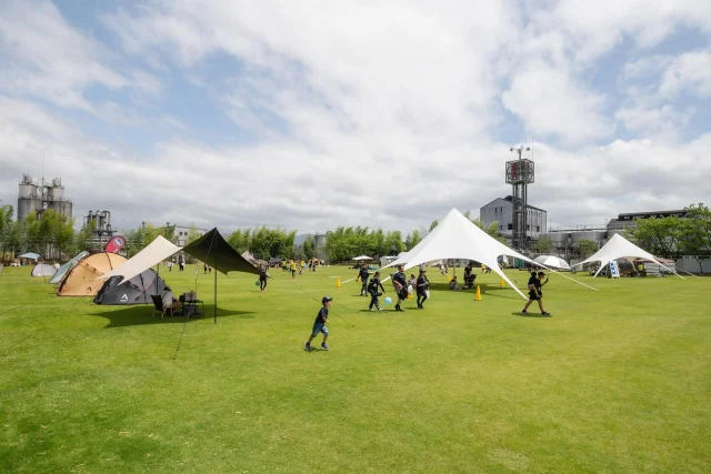 ＼「焼酎の里 霧島ファクトリーガーデン」でお手軽アウトドア！「多目的広場」で遊ぼう⛺／

9月も終盤、秋らしさを感じる頃ですね。晴れた日は屋外ですごしてみませんか？👣

「焼酎の里 霧島ファクトリーガーデン」では、芝生エリア半面を「多目的広場」として開放中！テントの持ち込みも可能です。
テントを設置した後は「霧の蔵ベーカリー」や、「焼酎の里 霧島ファクトリーガーデン ショップ/レストラン」で
商品を購入したり、予約したテイクアウトを受け取ることも出来ます。
テント1つでお手軽にアウトドアを体験できるおすすめのスポットです！

ご来場お待ちしております！

※「焼酎の里 霧島ファクトリーガーデン レストラン」のテイクアウトメニューは事前予約制です。

#焼酎の里霧島ファクトリーガーデン #霧島ファクトリーガーデン #霧の蔵ブルワリー #霧島体験 #宮崎観光 #都城観光 #宮崎 #都城 #都城市 #霧島酒造 #霧島焼酎 #黒霧島 #芋焼酎 #アウトドア #キャンプ #デイキャンプ #外遊び #テント #スターシェード #日帰りキャンプ #テイクアウト #ベーカリー #クラフトビール
