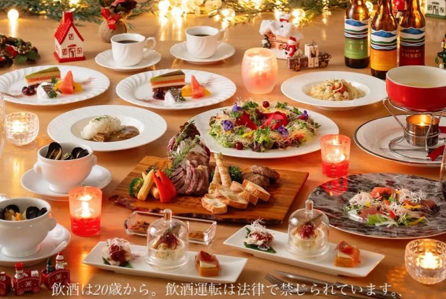 今年のクリスマスは「焼酎の里 霧島ファクトリーガーデン」で過ごしてみませんか✨
誰とでも気軽に楽しめる特別なクリスマスディナーのご案内です🎄

2025/12/1(月)から12/25(木)までの約1ヶ月間、『 KIRINOKURA CHRISTMAS MONTH 』を開催します♪
期間中は、ローストビーフや宮崎牛・きなこ豚のパテなど、チーズフォンデュと一緒に楽しめる豪華なメイン料理に加え、地元食材を使ったクリスマス仕様の特別なコースをご用意しております。そのほか、当店オリジナルのクリスマスリースサラダやデザートなど、クリスマスの季節にピッタリなお料理をご用意しています🎅
また、「クリスマスディナーコース」をご注文のお客様限定で「CHRISTMAS SPECIAL飲み放題」もお楽しみいただけます。

12/24(水)、12/25(木)は「クリスマスディナーコース」は事前予約が必要です。あらかじめご了承ください。
皆様のご予約をスタッフ一同心よりお待ちしています♪

■内容
・クリスマスディナーコース お一人様 ¥6,500(税込)
・CHRISTMAS SPECIAL飲み放題 お一人様 ¥1,500(税込)
・お子様贅沢セット ¥1,460(税込)
・お子様会席 ¥2,500(税込)
※期間中は通常のディナーメニューからもご注文いただけます。
※お飲み物は単品メニューからもご注文いただけます。

■ご予約・お問い合わせ
「焼酎の里 霧島ファクトリーガーデン レストラン」
【TEL】0986-21-8111
【電話受付時間】9:00~20:00

#焼酎の里霧島ファクトリーガーデン #霧島ファクトリーガーデン #ファクトリーガーデン #霧の蔵ブルワリー #霧島体験 #宮崎観光 #都城観光 #宮崎 #都城 #霧島酒造 #霧島焼酎 #黒霧島 #クリスマス #クリスマスディナー#都城クリスマス#都城クリスマスディナー #宮崎クリスマス#都城ディナー #宮崎ディナー #KIRISHIMABEER #霧島ビール #宮崎レストラン #都城レストラン #記念日 #イベント #グルメ
