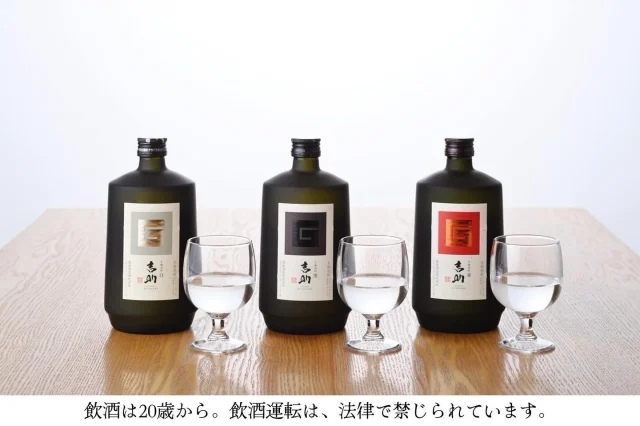 飲んでみたい!と思ったら「🍠」のコメントお待ちしております!
10月13日は、「さつまいもの日」♪
10月10日(金)~10月19日(日)の10日間、「焼酎の里 霧島ファクトリーガーデン」では、本格焼酎の原料であるさつまいもの魅力をより多くの方に感じていただきたいという想いから、「さつまいもの日」体験イベントを開催いたします!
ぜひこの機会に、秋の味覚「さつまいも」をお楽しみください😊
次は焼酎の工場見学施設「KIRISHIMA WALK FACTORY」のイベントについてご紹介します♪
-—————————————————
◆特別試飲で芋麹焼酎「吉助」が登場◆
﹋﹋﹋﹋﹋﹋﹋﹋﹋﹋﹋﹋﹋﹋﹋﹋﹋
焼酎の工場見学施設「KIRISHIMA WALK FACTORY」の試飲コーナーに、さつまいもの日期間限定で「吉助」が登場いたします!
「吉助」は、厳選したさつまいも100%で仕込んだ芋麹焼酎。
焼酎の味を決める上で最も重要なのが「麹」です。
従来、芋を麹にするのは技術的に困難であったため、芋焼酎の麹の原料には米を使用してきました。
しかし、長い研究開発を経て、霧島酒造独自の技術で芋から麹を造ることが可能になりました。
それにより、芋本来の味わいがさらに引き立つ本格焼酎がここに誕生したのです。
「吉助〈白〉」、「吉助〈黒〉」、「吉助〈赤〉」3種類の飲み比べをぜひお楽しみください♪
-—————————————————
イベントの詳細は「焼酎の里 霧島ファクトリーガーデン」@kirishima_factorygardenプロフィールのURLへアクセスし、「さつまいもの日」のバナーをクリック♪
皆様のご来店お待ちしております!
#焼酎の里霧島ファクトリーガーデン #霧島ファクトリーガーデン #ファクトリーガーデン #霧の蔵ブルワリー #宮崎観光 #都城観光 #宮崎 #都城 #霧島酒造 #霧島焼酎 #霧島 #吉助 #宮崎工場見学 #都城工場見学 #焼酎工場見学 #工場見学 #さつまいもの日 #秋 #秋の味覚 #秋イベント #イベント #さつまいも