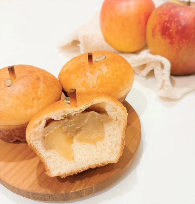 「霧の蔵ベーカリー」の、秋限定商品をご紹介いたします🍁
(1枚目)紅茶のりんごパン ¥190(税込)
——————————————————
りんごの形をした可愛らしいパン🍎
芳醇で深みのある茶葉入り紅茶クリームと自家製のりんご煮がゴロっと入った一品。紅茶クリームには、世界三大紅茶のひとつスリランカのウバ茶葉のみを使用しています。
(2枚目)かぼちゃキューブ ¥280(税込)
-——————————————————
北海道えびすかぼちゃを使った滑らかなかぼちゃクリームと、濃厚なクリームチーズを包みました。かぼちゃパウダーでほんのり黄色に色付いたパンから、秋の装いが感じられます。
(3枚目)季節野菜とチキンのフォカッチャ ¥300(税込)
-———————————————————————————
季節の恵みをたっぷり詰め込んだフォカッチャ。色鮮やかなかぼちゃと旨味がじゅわっと広がるしめじ、カレー粉で味付けをしたレンコンと香ばしいチキンが合わさった栄養バランスも抜群な一品。
■ご予約方法:お電話(0986-22-8989)または店頭にて承ります。
※DM、コメントでのご予約は受け付けておりません。
※在庫がなくなり次第、販売を終了する場合がございます。あらかじめご了承ください。
■お問い合わせ
「霧の蔵ベーカリー」宮崎県都城市志比田町5480
【電話受付時間】9:30~16:00
【定休日】火曜日
【TEL】0986-22-8989
#焼酎の里霧島ファクトリーガーデン #霧島ファクトリーガーデン #霧の蔵ブルワリー #霧島体験 #宮崎観光 #都城観光 #宮崎 #都城 #霧島酒造 #霧島焼酎 #宮崎テイクアウト #都城テイクアウト #霧の蔵ベーカリー #ベーカリー #都城パン屋 #ピクニック #ピッツァ #パン #焼酎モロミ #宮崎ピザ #都城ピザ #都城ランチ #パン屋 #パンスタグラム #パン活 #秋野菜 #りんごパン #紅茶