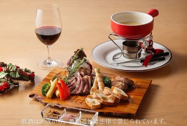 『KIRINOKURA CHRISTMAS MONTH』開催まであと3週間🎄

肌寒くなってきました🍂
「焼酎の里 霧島ファクトリーガーデン レストラン」では、『KIRINOKURA CHRISTMAS MONTH』の準備が少しずつ進んでいます✨

ご家族、恋人、ご友人など大切な人と、ゆっくり過ごす素敵な時間をお届けします。
豪華なメイン料理とチーズフォンデュを味わえる限定の「クリスマスディナーコース」をこの機会にお召し上がりになってください。

12/24(水)、12/25(木)は「クリスマスディナーコース」は事前予約が必要です。あらかじめご了承ください。
気になった方は是非「いいね」で教えてください♪

■内容
・期間  2025/12/1(月)～12/25(木)
・クリスマスディナーコース お一人様 ¥6,500(税込)
・CHRISTMAS SPECIAL飲み放題 お一人様 ¥1,500(税込)
※期間中は通常のディナーメニューもご注文いただけます。
※お飲み物は単品メニューもご注文いただけます。

■ご予約・お問い合わせ
「焼酎の里 霧島ファクトリーガーデン レストラン」
【TEL】0986-21-8111
【電話受付時間】9:00~20:00

#焼酎の里 #霧島ファクトリーガーデン #霧島酒造 #黒霧島 #KIRISHIMABEER #工場見学 #宮崎グルメ #宮崎観光 #宮崎旅行 #宮崎子連れ #宮崎おでかけ #都城ランチ #都城グルメ #お酒好きな人と繋がりたい #都城クリスマス #都城クリスマスディナー #宮崎クリスマスディナー