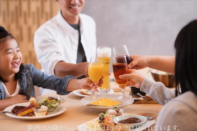 ＼宴会プラン予約受付中🙌／

「焼酎の里 霧島ファクトリーガーデン レストラン」では霧島酒造が大切にしてきた地元宮崎の「うまいもの」をふんだんに使用し、地元食材が持つ素材本来の旨味、彩り、食感などを最大限活かした料理をお楽しみいただける「宴会プラン」をご用意しております！
大人数から個食でのハレの日利用など幅広い利用シーンに合わせた宴会プランのご紹介です♪

■プラン：料金
・霧の蔵くつろぎプラン：¥3,500(税込) ※2枚目
1皿に人数分の料理を盛り付けており、親しいご友人やご家族など、大人数でのご利用の方へおすすめです。

・和洋会席~華~：¥4,000(税込) ※3枚目
接待でのご利用や、会話を楽しみたい方へおすすめです。

・和洋会席~雅~：¥5,000(税込) 
顔合わせやお祝い事などの“ハレの日”におすすめです。

・和洋会席~宮崎のうまいもの~:¥7,600(税込) ※4枚目
地元宮崎ならではの食材や料理を楽しみたい方へおすすめです。

・宮崎牛コース：¥12,000(税込) 
《肉と焼酎のまち 都城》を満喫されたい方へおすすめです。

その他、年齢に応じたお子様メニューも取り揃えております。

ご予約は、お電話(0986-21-8111)で承っております。
※ご予約は3日前までにお願いいたします。
2026年1月2日(木)~4(土)のご予約につきましては、一部プランを除き特別内容、特別価格のご案内となります。
あらかじめご了承ください。詳しくはお電話にてお問い合わせください。

皆様のご来店をお待ちしております。

#焼酎の里 #霧島ファクトリーガーデン #霧島酒造 #黒霧島 #KIRISHIMABEER #工場見学 #宮崎グルメ #宮崎観光 #宮崎旅行 #宮崎子連れ #宮崎おでかけ #都城ランチ #都城グルメ #お酒好きな人と繋がりたい #宴会 #会食 #忘年会 #新年会