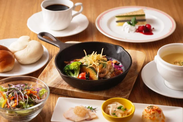 「焼酎の里 霧島ファクトリーガーデン レストラン」より冬メニュー開始のお知らせです♪

食べてみたいと思ったら「👍」、気になった料理をコメントで教えてください！

12月1日(月)～2月27日(金)の期間、平日のランチ限定で冬メニューをご用意しております。

■1枚目：霧島黒麹肉ランチ「鶏もも肉のガーリックバター焼き～冬野菜添え～」¥1,550(税込)
黒麹に一晩漬け込んだ鶏もも肉をガーリックバターで焼き上げました。
冬野菜とさつまいものチップスを合わせてお楽しみください。

■2枚目：霧島黒麹魚ランチ「白身魚のカダイフ包みと有頭海老のソテー」¥1,550(税込) 
黒麹に漬け込んだ白身魚をカダイフで包み揚げました。
カダイフのサクッとした食感と白身魚のホロッとした食感の違いを2種類のソースでお楽しみください。

■3枚目：口福四季彩膳「白菜と豚バラ肉の重ね煮～黒麹あん～」¥1,650(税込) 
旬の白菜と豚バラ肉をミルフィーユ状に重ね合わせ、出汁で煮込み、黒麹あんをかけて仕上げました。
※セットは前菜、サラダ、スープ(味噌汁)、デザート(フルーツ)、ドリンク付きです。

霧島オリジナル塩麹「霧島黒麹」、旬の食材をふんだんに使った冬を感じる季節限定メニューです。

そのほかにも、料理人がこだわった様々な料理をご用意しております。
ぜひこの機会に「焼酎の里 霧島ファクトリーガーデン レストラン」にお越しください！

#焼酎の里 #霧島ファクトリーガーデン #霧島酒造 #黒霧島 #KIRISHIMABEER #工場見学 #宮崎グルメ #宮崎観光 #宮崎旅行 #宮崎子連れ #宮崎おでかけ #都城ランチ #都城グルメ #お酒好きな人と繋がりたい #ランチ #麹 #旬