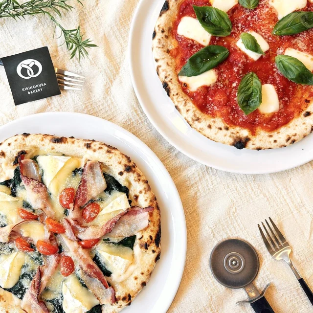 「霧の蔵ベーカリー」の12月限定スペシャルピッツァをご紹介いたします✨

黒豚ベーコンと濃厚カマンベールのクリーミーピッツァ ¥2,850(税込)
-----------------------------------------
まろやかなホワイトソースの上に、旨みたっぷりの黒豚ベーコンと、濃厚クリーミーなカマンベールチーズ、ほうれん草を贅沢にトッピング♪
仕上げに色鮮やかなミニトマトを添えて、味わいにほどよい酸味をプラスしました。
ぜひご堪能ください！

イタリア産完熟トマトのマルゲリータ ¥1,200(税込)
-----------------------------------------
完熟トマト本来の旨味をギュッと閉じ込めた濃厚でコクのあるトマトソースが特長です。
ミルキーなモッツアレラチーズと香り豊かなバジルをのせた、子どもから大人までみんなに人気な定番ピッツァ！

【ハーフ&ハーフを数量限定販売】
12月18日(木)から12月25日(木)まで上記2種類の商品が入ったハーフ＆ハーフを数量限定で販売いたします！

※ご予約は店舗またはお電話にて承ります。
※DM、コメントでのご予約は受け付けておりません。
※12/23(火)は定休日ですが、ご予約分のピッツァのみお渡しいたします。
 予約ピッツァ以外の商品の販売はございません。
 あらかじめご了承ください。
※ご予約のお客様優先となります。
※予定数量に達し次第、予約受付を終了いたします。

■お問い合わせ
「霧の蔵ベーカリー」
〒885-0093宮崎県都城市志比田町5480番地
【電話受付時間】9:30～16:00
【定休日】火曜日 
【TEL】0986-22-8989

#焼酎の里霧島ファクトリーガーデン #霧島ファクトリーガーデン #霧の蔵ブルワリー #霧島体験 #宮崎観光 #都城観光 #宮崎 #都城 #霧島酒造 #霧島焼酎 #宮崎テイクアウト #都城テイクアウト #霧の蔵ベーカリー #ベーカリー #都城パン屋 #ピッツァ #パン #焼酎モロミ  #宮崎ピザ #都城ピザ #都城ランチ #パン屋 #パンスタグラム #パン活 #子連れランチ #クリスマスピザ #クリスマスピッツァ #クリスマスピザ