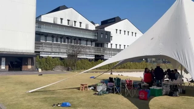 ＼白い砂場の公園でBBQ🍖／

仲の良い友人や仲間たちとお肉を囲んで、笑い合うひとときは最高♪
子どもたちは、白い砂場で走り回っています👦
（霧島ビーチパークはサラサラしており、汚れにくい砂場と言われています😲）
BBQ、散策、砂遊び、ピクニックなど思い思いの楽しみ方をコーディネートしてみませんか？

■利用料
¥1,100(税込)

■申込方法
焼酎の里 霧島ファクトリーガーデンウェブサイトから、「KIRISHIMA BEACH PARK」ページ内の『KIRISHIMA BEACH PARK利用規約・火気利用申込書』をご記入の上、ご提出ください。

■利用可能時間
9:00～17:00

■留意点
BBQで利用される際には、事前のお申し込みが必要です。 
食材やBBQコンロなどの手配は行っておりません。 お客様ご自身でご準備をお願いします。

#焼酎の里 #霧島ファクトリーガーデン #霧島酒造 #黒霧島 #KIRISHIMABEER #工場見学 #宮崎グルメ #宮崎観光 #宮崎旅行 #宮崎子連れ #宮崎おでかけ #都城ランチ #都城グルメ #お酒好きな人と繋がりたい #ちょっと贅沢な砂場 #KIRISHIMABEACHPARK #霧島ビーチパーク