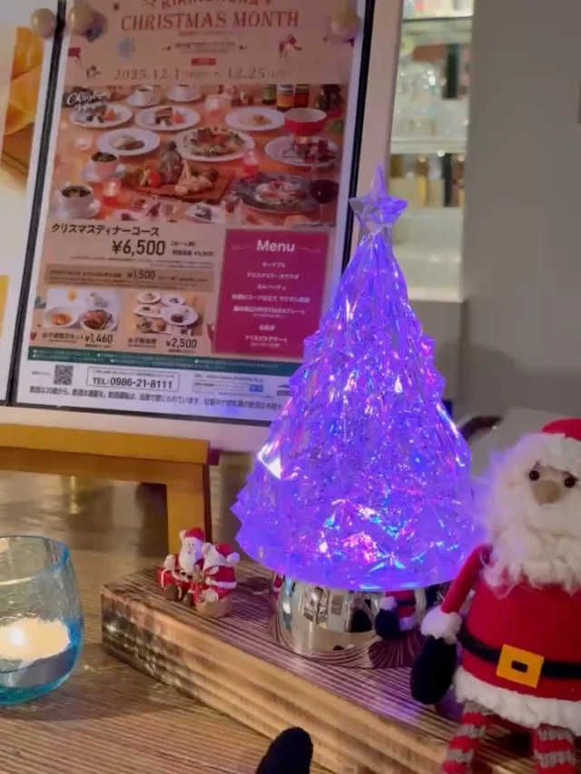 クリスマスまで残り9日となりました🎅✨ 
「焼酎の里 霧島ファクトリーガーデン レストラン」では、『 KIRINOKURA CHRISTMAS MONTH 』を開催しております♪

豪華なメイン料理とチーズフォンデュを味わえる「クリスマスディナーコース」を期間限定でご用意しております。
今年のクリスマスは「焼酎の里 霧島ファクトリーガーデン レストラン」で家族や恋人、友人と素敵な思い出を作りませんか？
皆様のご来店を心よりお待ちしております。
行ってみたい！と思った方はぜひ「いいね❤️」で教えてください♪

12/24(水)、12/25(木) は事前予約が必要です。あらかじめご了承ください。
お席に限りがございますので、お早めのご予約をおすすめします。
ご予約は、「焼酎の里 霧島ファクトリーガーデン」@kirishima_factorygardenプロフェールのURLをクリック、もしくは「霧の蔵クリスマスマンス」で検索！

■内容
・期間  2025/12/1(月)～12/25(木)
・クリスマスディナーコース お一人様 ￥6,500(税込)
※期間中は通常のディナーメニューもご注文いただけます。
・CHRISTMAS SPECIAL飲み放題 お一人様 ￥1,500(税込)
※お飲み物は単品メニューもご注文いただけます。

■ご予約・お問い合わせ
「焼酎の里 霧島ファクトリーガーデン レストラン」
【TEL】0986-21-8111
【電話受付時間】9:00~20:00

#焼酎の里 #霧島ファクトリーガーデン #霧島酒造 #黒霧島 #KIRISHIMABEER #工場見学 #宮崎グルメ #宮崎観光 #宮崎旅行 #宮崎子連れ #宮崎おでかけ #都城ランチ #都城グルメ #お酒好きな人と繋がりたい #都城クリスマス #都城クリスマスディナー #宮崎クリスマスディナー