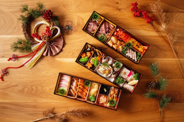 ＼年末年始テイクアウトご予約ありがとうございました🙌／

「焼酎の里 霧島ファクトリーガーデン レストラン」では、
年末年始の食卓を彩る「霧の蔵 年末年始オードブル」をはじめとした、年末年始テイクアウト対象商品のご予約受付を終了いたしました。

今年もたくさんのご予約をいただき、ありがとうございました🙏

「霧の蔵 年末年始オードブル」は以下の日時でお渡しいたします。
お正月定番の数の子や黒豆に加え、宮崎牛のローストビーフやロブスター雲丹(うに)焼きなど、和洋折衷の贅沢な三段重をご用意してご来店をお待ちしております。

また、「霧の蔵 年末年始オードブル」を除く、年末年始テイクアウト対象商品の数量変更、キャンセルなどは、お電話(0986-21-8111)で承っております。
※ 「霧の蔵 年末年始オードブル」は仕入れ・仕込みの都合上、ご予約後のキャンセルは出来かねます。

■「霧の蔵年末年始オードブル」お渡し日時
[期間]2025年12月26日(金)~29日(月)、2026年1月2日(金)~3日(土)
[時間]午前の部(10:30~11:30)、午後の部(15:30~16:30)

■年末年始テイクアウト対象商品・料金
霧の蔵 年末年始オードブル ¥23,000(税込)※受付終了
霧の蔵和洋オードブル“華” ￥5,500(税込)
霧の蔵和洋オードブル“雅” ￥13,000(税込)
霧の蔵松花堂弁当￥2,980(税込)
〈肉と焼酎のまち 都城 〉牛・豚・鶏三種の盛り合わせ￥2,980(税込)

#焼酎の里 #霧島ファクトリーガーデン #黒霧島 #都城ランチ #おせち