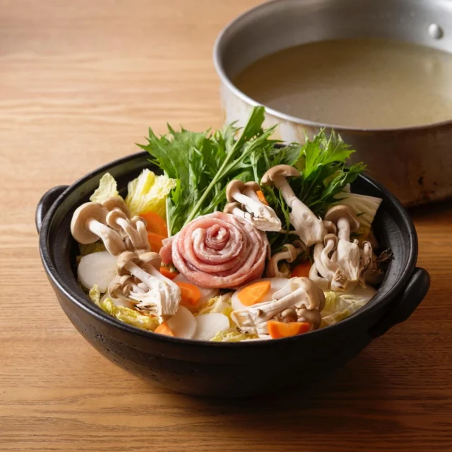 『霧の蔵“発酵”あったかブッフェ』まもなく開始です♪

2月1日(日)から2月28日(土)までの1ヶ月間、『霧の蔵“発酵”あったかブッフェ』を開催します✨

今回はおすすめ料理のご紹介です♪🍻
食べたい！と思った方はぜひ「いいね」で教えてください♡

❶「“霧の蔵”豚バラと旬菜の日向夏出汁鍋」
日向夏とオリジナルの霧島黒麹を使用したさっぱりとした出汁でお楽しみいただけます。

❷「“霧の蔵 巨大せいろ”白菜と豚肉の塩麹ミルフィーユ仕立て」
白菜と豚肉の旨味を塩麹で引き出し、巨大なせいろでふっくらと蒸したヘルシーな一品です。

そのほかにも、地元の食材を使用した当店オリジナルの料理をご提供しますので、この機会にぜひお召し上がりください♪
お席に限りがございますので、お早めのご予約をおすすめします。
ご予約は、「焼酎の里 霧島ファクトリーガーデン」@kirishima_factorygardenプロフィールのURLをクリック、もしくは「霧の蔵“発酵”あったかブッフェ」で検索！

今後も『霧の蔵“発酵”あったかブッフェ』の情報を発信していきますので、要チェックです♪

■料金プラン
2時間アルコール飲み放題・食べ放題 ¥5,500(税込)
2時間ソフトドリンク飲み放題・食べ放題 ¥4,800(税込)
中高生 ¥3,000(税込) 
小学生 ¥1,500(税込)
未就学児 ¥1,000(税込) 
3歳児以下 無料

■オプション料理
「霧の蔵 牛・豚・鶏 お肉の発酵三種盛プレート」 ¥4,000(税込) ※事前予約制
「とろーりチーズフォンデュ」 ¥1,200(税込) ※当日注文可

#焼酎の里 
#霧島ファクトリーガーデン 
#黒霧島
#都城ブッフェ 
#あったかブッフェ