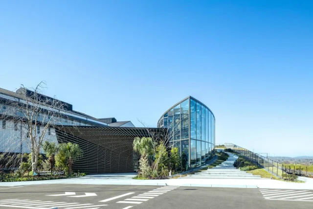 ＼本日オープン🎉／

本日、1月27日(火) KIRISHIMA GREENSHIP icoia(キリシマ グリーンシップ イコイア) がオープンしました🎉

霧島酒造とスターバックスのコラボレーションプロジェクトから誕生した施設です♪

icoiaで過ごす特別な時間が、
“いこい”のひとときとなりますよう
皆さまのお越しをお待ちしております。

大切な人と。
ご家族やご友人と。
おひとりでも。

「いこいに、いこう。」

※「焼酎の里 霧島ファクトリーガーデン」とは別施設です。車で5分程度の距離にございます。

#霧島酒造
#スターバックス
#icoia
#イコイア
#焼酎の里霧島ファクトリーガーデン