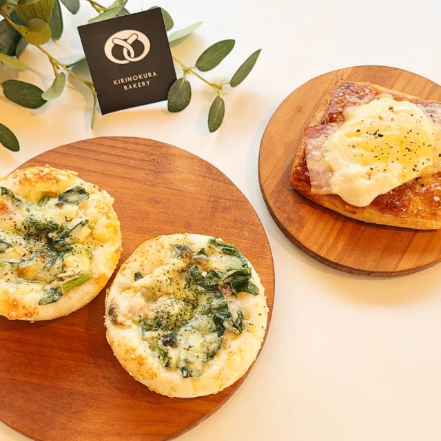 美味しそう！と思ったら「いいね！」をお願いします✨

毎日寒い日が続いていますね⛄
そんな日は、心も身体もほっこりと温まるパンはいかがでしょうか♪
冬にぴったりなクリーミーなパンをご用意しています。

グラタンパン ¥270(税込)
-----------------------------------------
まろやかなホワイトソースとベーコンやほうれん草、しめじの具材感を楽しめる、冬季限定のグラタンパン！
お客様からご好評いただき、午前中で完売することも…。
多くのお客様に召し上がっていただきたい！という思いから、数を増やしてご用意しております。
ぜひ、人気のグラタンパンをお楽しみください♪

全粒粉と麹のラザニアデニッシュ ¥370(税込)
-----------------------------------------
完熟トマトと粗挽き肉を赤ワインやチーズでコトコト煮込んだ、程よい酸味のボロネーゼを使用。
全粒粉と麹を使った当店自慢のサクサクデニッシュ生地に、ボロネーゼやホワイトソースをたっぷりとのせた、
ごちそうデニッシュです！

■ご予約方法：お電話（0986-22-8989）または店頭にて承ります。
※DM、コメントでのご予約は受け付けておりません。
※在庫がなくなり次第、販売を終了する場合がございます。
 あらかじめご了承ください。

■お問い合わせ
「霧の蔵ベーカリー」宮崎県都城市志比田町5480
【電話受付時間】9:30～16:00
【定休日】火曜日
【TEL】0986-22-8989

#焼酎の里
#霧島ファクトリーガーデン
#黒霧島
#霧の蔵ベーカリー
#都城ランチ