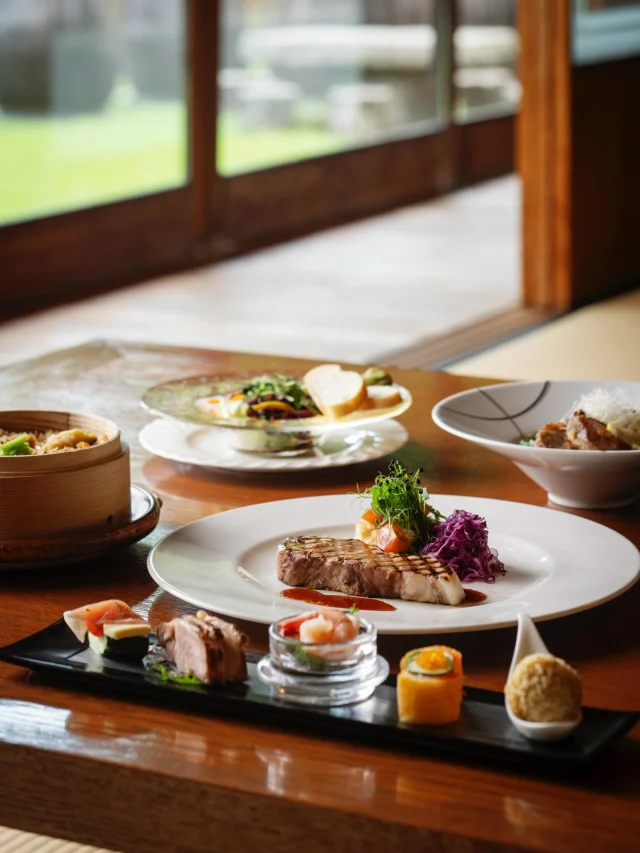 👨‍🍳本日3/1(日)より、セットメニュー「黒麹ディナー」が再登場🍽

#霧の蔵発酵あったかブッフェ たくさんのご来場ありがとうございました🍻
本日3/1(日)から再開するディナーでは、旬の食材と「麹」を気軽に味わえる7種類のセットメニューが再登場します！

霧島酒造が培った発酵技術や、旬の食材が織りなす「素材本来の旨味」「美しさにこだわった彩り」「食欲をそそる芳醇な香り」を感じられる和洋創作料理を、ぜひご堪能ください🍳 
さらに、牛・豚・鶏を贅沢に味わえる看板メニュー「焼酎の里 BBQプレート」をはじめ、都城や宮崎の地元食材をふんだんに使用したメニューや、「KIRISHIMA BEER」を取り入れた霧島酒造直営レストランならではのメニューも引き続きお楽しみいただけます。

今回ご紹介したメニューのほかにも、コースメニューやアラカルトメニュー、お子様用のメニューもございますので、ぜひこの機会にご家族やご友人で「焼酎の里 霧島ファクトリーガーデン レストラン」へお越しください！

#焼酎の里 
#霧島ファクトリーガーデン 
#黒霧島 
#ディナー