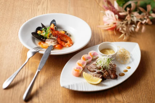 「霧の蔵ランチブッフェ」メニューのお知らせです♪

土・日・祝ランチ限定の「霧の蔵ランチブッフェ」では、3月7日(土)より、以下の選べるメイン料理が新たに登場！

■2枚目：「旬魚と季節野菜の塩麹アクアパッツァ」¥2,500(税込)
塩麹の塩味、酸味に加え、レモン風味のオリーブオイルでさわやかに仕上げました。

■3枚目：「きなこ豚肩ロース黒麹昆布〆」¥2,500(税込)
黒麹と昆布で締めたきなこ豚肩ロースをじっくりと焼き上げました。さっぱりとした黄金千貫(コガネセンガン)ソースと一緒にお召し上がりください。

※選べるメイン料理(全7品)にはすべて、霧の蔵前菜ブッフェとソフトドリンクが食べ飲み放題です。
※お子様向けのメニューもご用意しております。

「霧の蔵ランチブッフェ」は、メイン料理7種の中から1品お選びいただけます。前菜ブッフェコーナーには、お子様から大人の方までお楽しみいただける旬の食材を使用したメニューを約20品ご用意しています。

 また、別途単品メニューとして、宮崎県産のお肉を贅沢に味わえる「《肉と焼酎のまち 都城》牛・豚・鶏の3種盛プレート」を数量限定でご用意しております。

 ぜひこの機会に、お好みのメイン料理と旬の彩り豊かなブッフェコーナーの料理を「霧の蔵ランチブッフェ」にてご堪能ください。
皆様のご来店を心よりお待ちしております。

【営業時間】
11:00～15:00(L.O.14:30 最終入店14:00)
【料金】
大人 ¥2,000(税込)～ 
小学生 ¥1,300(税込)～ 
未就学児 ¥800(税込)～ 
3歳以下 無料～

#焼酎の里
#霧島ファクトリーガーデン 
#黒霧島 
#春メニュー
#都城ランチ