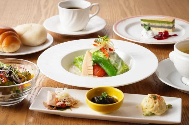 「焼酎の里 霧島ファクトリーガーデン レストラン」より春の期間限定メニュー開始のお知らせです♪

3月2日(月)～5月29日(金)の期間、平日のランチは春の期間限定メニューをご用意しております。

■1枚目：霧島黒麹肉ランチ「鶏ミンチと筍の黒麹ロールキャベツ」¥1,550(税込)
筍と黒麹を練りこんだ鶏ミンチを柔らかな春キャベツで包み、濃厚なクリームソースで仕上げました。
筍と鶏ミンチの2種類の食感をお楽しみください。

■2枚目：霧島黒麹魚ランチ「白身魚の黒麹蒸し～春野菜添え～ 」¥1,550(税込) 
黒麹に一晩漬けた白身魚を、オーブンで蒸し焼きにし、レモン風味のオリーブオイルで仕上げました。
グリンピースのソースと合わせてお召し上がりください。

■3枚目：口福四季彩膳「黒麹鶏の都城茶葉焼き」¥1,650(税込) 
鶏もも肉を黒麹に漬け込み、都城産の茶葉を纏わせ焼き上げ、抹茶のソースで仕上げました。
黒麹の柔らかな塩味と茶葉の香りをお楽しみください。

霧島オリジナル塩麹「霧島黒麹」、旬の食材をふんだんに使った春を感じる季節限定メニューです。

そのほかにも、料理人がこだわった様々な料理をご用意しております。
ぜひこの機会に「焼酎の里 霧島ファクトリーガーデン レストラン」にお越しください！

#焼酎の里 
#霧島ファクトリーガーデン 
#黒霧島
#都城ランチ
#春メニュー