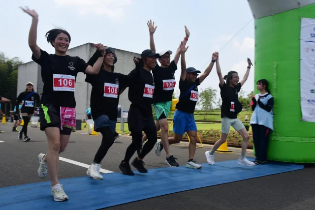 ＼エントリー締め切り迫る！／

「霧島酒造リレーマラソン2026」のエントリー締め切りまで、1ヵ月を切りました♪
たくさんのエントリーをいただいており、例年以上の盛り上がりになりそうです🙌

参加者には、本大会限定のTシャツを配布します！
ここでしか手に入らない特別なTシャツです。
欲しいと思ったら「いいね！」で教えてください👍

「霧島酒造リレーマラソン」は、普段立ち入ることのできない霧島酒造の工場内を通るコースが特長で、見慣れない工場内の景色は迫力満点です！
(工場内を走るマラソン大会は全国的にも珍しいです😲)

定員に達し次第終了になりますので、ご興味のある方はお早目のエントリーをお待ちしております♪

■エントリー期間
2025年12月1日(月)～2026年3月31日(火) 
※定員に達し次第終了予定

■エントリー方法
「霧島酒造リレーマラソン」で検索し、大会公式ホームページよりエントリーしてください♪

#焼酎の里
#霧島ファクトリーガーデン
#黒霧島
#リレーマラソン
#ランニング