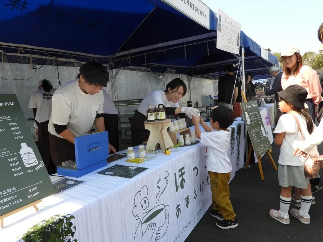 ＼開催まであと1週間🏕️／

2026年3月22日(日)に開催する「焼酎の里 ガーデンピクニック2026」まで、あと1週間となりました！

「焼酎の里 ガーデンピクニック」では、広大な芝生エリアにシートやテントを広げて、ピクニックを楽しみながら、様々なコンテンツをお楽しみいただけます！✨

直径2mの大鍋で作る「霧島OH!鍋」や霧島酒造の取り組みを体験できる「霧島しごとラボ」のほか、
2027年度に宮崎県で開催される国スポ競技の一部を気軽に体験できる「国スポ体験会」や、オーストラリア産のホワイトサンドを敷き詰めた「KIRISHIMA BEACH PARK」でビーチスポーツを体験できる「ビーチスポーツ体験会」を実施予定です♪

少しずつ暖かい気候となり、お出かけ先をお探しの方もいらっしゃるのではないでしょうか☺️
小さなお子様から大人の方まで、安心してお過ごしいただける空間をご準備しておりますので、
3月22日(日)はぜひ、「焼酎の里 ガーデンピクニック2026」で春を満喫しましょう！

【イベント概要】
■開催日時：2026年3月22日(日) 10:00～16:00
■入場料：無料
■会場：焼酎の里 霧島ファクトリーガーデン
■駐車場：400台(無料)

#焼酎の里
#霧島ファクトリーガーデン
#黒霧島
#ガーデンピクニック
#スポーツ