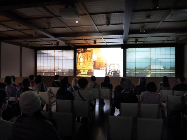 3月22日(日)は「焼酎の里 ガーデンピクニック2026」！

気になる！と思ったら「🙌」のコメントで教えてください♪
今回は、焼酎の工場見学施設
「KIRISHIMA WALK FACTORY」にて実施する
「隠れた文字を探せ！見つけて知って霧島博士になろう♪」と「K(ケイ)ジェラートの試食」についてご紹介いたします！
———————————————————————————

★隠れた文字を探せ！見つけて知って霧島博士になろう♪

工場見学通路内にいくつかの文字が隠されています。
通路を歩きながら、どこに文字が隠れているのかをよく観察して探してみましょう！

すべての文字を集めると、ある言葉が完成します。
見事に完成できた方には、ちょっとしたプレゼントをご用意しております🎁
工場見学を楽しみながら、ぜひ「霧島博士」を目指して
チャレンジしてみてください✨

★ K(ケイ)ジェラートの試食

【試食商品】
◎Kジェラート/ミルク×黒霧島(アルコール分2.0%)
◎Kジェラート/黄金千貫(ノンアルコール)
※どちらか1種類お選びいただけます。
※試食の数量に限りがございますので、なくなり次第終了とさせていただきます。あらかじめご了承ください。
 
『Kジェラート』は、「家族で楽しめる焼酎屋のジェラート」というコンセプトのもと、「黒霧島」を素材にした焼酎好きの方にお楽しみいただけるジェラートと、霧島焼酎にも使用されるさつまいも「黄金千貫(コガネセンガン)」を素材に、日頃お酒を飲まれない方にもお楽しみいただけるジェラートに仕上げた商品です。
幅広い世代で愛されるジェラートを通じてさつまいもの素朴な甘さや本格焼酎の香りを、ぜひこの機会にご体感ください♪

———————————————————————————
イベントの詳細は「焼酎の里 霧島ファクトリーガーデン」@kirishima_factorygardenプロフィールのURLへ
アクセスし、
「焼酎の里 ガーデンピクニック」のバナーをクリック♪

皆様のご来場をお待ちしております！

#焼酎の里
#霧島ファクトリーガーデン
#黒霧島
#ガーデンピクニック
#都城イベント