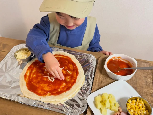 3月22日(日)は「焼酎の里 ガーデンピクニック2026」！

気になる！と思ったら「🙌」のコメントで教えてください♪
今回は「焼酎モロミピッツァのトッピング体験」と「焼酎モロミパンやピッツァの試食」についてご紹介いたします！
————————————————————————————
霧の蔵ベーカリーでは、焼酎モロミピッツァのトッピング体験を実施いたします🍕
当店が用意した生地に、お好きな具材をトッピングして作るワクワクをぜひご体験ください♪
本格石窯で焼いた自分好みの焼き立てのピッツァが食べられます！

〇参加費：1組2,000 円(ピッツァ1枚)
〇時間：①13:30~14:20(50分) ②14:30~15:20(50分)
〇場所：霧の蔵ベーカリー
※ご予約はお電話(0986-22-8989)または店頭にて承ります。DM 、コメントでのご予約は受け付けておりません。
※ご予約は枠が埋まり次第、受付を終了いたします。あらかじめご了承ください。

また、メイン会場では、霧の蔵ベーカリーの焼酎モロミパンやピッツァの試食をご用意しております🍞
すべてのパンやピッツァに焼酎モロミを使用し、″ふんわりもっちり″とした食感が特長！
この機会に、焼酎モロミパンを味わってみませんか☺

「焼酎の里 ガーデンピクニック2026」開催中は「霧の蔵ベーカリー」店舗も営業します！
焼き立てのパンとピッツァをイートインスペースでお楽しみください🍀

●豆知識
焼酎モロミ(焼酎粕)とは、焼酎造りにおいて蒸留加工後に得られる副産物でビタミンやミネラルなど身体に良い成分がたっぷり含まれているんです😲
———————————————————————————
イベントの詳細は「焼酎の里 霧島ファクトリーガーデン」@kirishima_factorygardenプロフィールのURLへアクセスし、「焼酎の里 ガーデンピクニック」のバナーをクリック♪

皆様のご来場をお待ちしております！

#焼酎の里
#霧島ファクトリーガーデン
#黒霧島
#ガーデンピクニック
#都城イベント