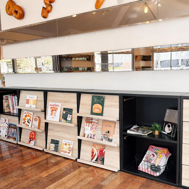 行ってみたい！と思ったら「いいね！」をお願いします✨

「霧の蔵ベーカリー」のカフェスペースでは、
お買い上げいただいたパンやピッツァをイートインできます♪

また、お子様にお楽しみいただける絵本もございます！
最近人気沸騰中の「パンどろぼう」の絵本なども新しく仲間入り！

トースターや霧島裂罅水(キリシマレッカスイ)、ベビーチェアもございますので、ぜひお気軽にご利用ください。

広々としたカフェスペースからは、
霧島酒造ならではの焼酎の甕や青々とした竹を眺めることができ、ゆったりとした時間をお過ごしいただけます🍀

パンをお供に、くつろぎのひとときはいかがでしょうか♪
皆様のご来店を心よりお待ちしております。

■お問い合わせ
「霧の蔵ベーカリー」
〒885-0093 宮崎県都城市志比田町5480番地
【電話受付時間】9:30～16:00
【定休日】火曜日
【TEL】0986-22-8989

#焼酎の里
#霧島ファクトリーガーデン
#黒霧島
#霧の蔵ベーカリー
#都城ランチ