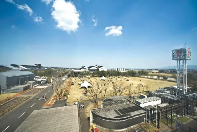 ＼クイズの正解はこちら／
“「多目的広場」「霧島グラウンド・ゴルフコース」2つを合わせた総面積はどれくらいでしょうか？“
というクイズにお答えいただき、ありがとうございました。

正解は、、
「約9,600㎡」です！🙆‍♀️
プロの試合で使われるサッカーコートの広さが7,140㎡なので、それよりも広いんです！

こちらには日本芝(ヒメコウライシバ)が敷かれており、美しい緑色と柔らかい質感が特徴です。
事前の予約なしで利用でき、季節によってお花見会場やピクニックもお楽しみいただけます。
イベント会場としても利用されるくらい広い敷地なのでスポーツ大会や運動会などのイベント会場としてもご利用いただけます。
貸切利用をご希望の際はお気軽にお問い合わせください！

お問い合わせ先:「焼酎の里 霧島ファクトリーガーデン」
【TEL】0986-21-8111 【FAX】0986-21-8112
【電話受付時間】9:00～17:00
※DMでのお問い合わせには対応しておりません。
あらかじめご了承ください。

#焼酎の里 
#霧島ファクトリーガーデン 
#黒霧島 
#都城観光 
#公園