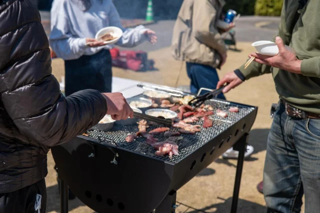 _
＼アフターBBQのお知らせ！／

「霧島酒造リレーマラソン2026」にたくさんのエントリー、ありがとうございます！
今年は過去最高の応募人数となりました🏃✨
※霧島酒造リレーマラソン2026のエントリー受付は終了いたしました。

そして...
大会後の楽しみ「アフターBBQ」はまだまだ受付中です🍖
こちらもすでに多くのお申込みをいただいており、
【5月8日(金)まで】ご予約可能です！

仲間と走った後の一杯とBBQは格別🍺
霧島焼酎やKIRISHIMA BEERの販売もあります！
ぜひ最後までイベントをお楽しみ尽くしてください！

■参加料金(税込)
事前受付：2,000円/1名 
中学生以下：1,500円/1名
当日申込：2,500円/1名(数量限定)
※焼き台およびスペースに限りがあるため「事前申込制」を取らせて頂いております。

■セット内容
【人数分提供】
・タレ漬け肉(300g/1名) 
・皿、割りばし 
・焼き台一式(炭・網・着火剤含む)
 ※指定外の持ち込み不可

■お申込み方法およびお支払い方法
「霧島酒造リレーマラソン」で検索し、大会公式ホームページよりお申込みください♪

#焼酎の里 
#霧島ファクトリーガーデン 
#黒霧島 
#リレーマラソン 
#ランニング