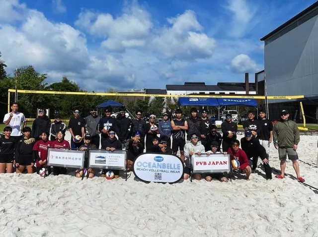 ＼霧島ビーチパークでビーチバレー大会が開催されました🏐／

ゴールデンウィークは皆様どのようにお過ごしになられましたでしょうか？🌳

霧島ビーチパークでは、5月3日(日)、４日(月)の２日間、ビーチバレー大会が開催され、
学生から社会人、更にはプロの選手まで、2日間で約100名の方にご来場いただきました👏
(中には、関東や関西からお越しいただいた方も…！)

勝ち負け以上に、参加者同士が試合後にコミュニケーションを取り、互いに高め合う姿に感動しました😢
スポーツを通じて、交流が深まるのはとっても素敵ですね☺️

霧島ビーチパークは、スポーツ利用はもちろんのこと、公園のように自由に遊ぶことも出来ますので、
皆様もぜひ霧島ビーチパークで思い思いの時間を過ごしてみませんか？

詳細は、焼酎の里 霧島ファクトリーガーデンウェブサイトでご確認いただけます。
皆様のご来場、心よりお待ちしております♪

#焼酎の里
#霧島ファクトリーガーデン
#黒霧島
#霧島ビーチパーク
#都城公園