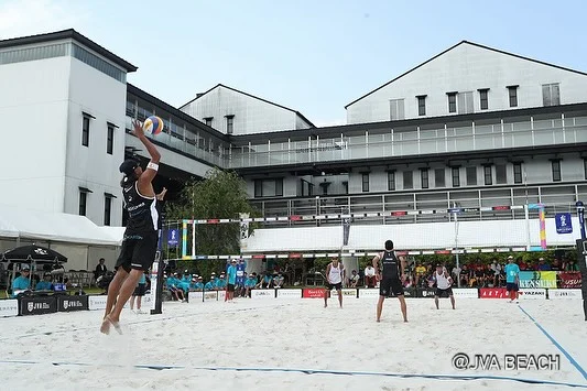 ＼プロ選手の試合を生で観戦してみませんか！？🏐／

霧島ビーチパークにて、「第27回 ビーチバレー霧島酒造オープン」が開催されます！

毎年開催されている本大会は、公益財団法人日本バレーボール協会・一般社団法人日本ビーチバレーボール連盟が主催する大会の中でもトップカテゴリーに位置づけられ、
オリンピックを目指す選手やプロツアー等の国際大会に参加する選手たちが出場する大会なんです！😳

相手選手との駆け引きや、天候を考慮した戦術など、
トップ選手ならではのプレーを目の前で観戦することが出来ます♪

ぜひこの機会に、霧島ビーチパークで試合を観戦してみませんか？
皆様のご来場を心よりお待ちしております🙇‍♂️
※入場にはチケットが必要です。以下詳細をご確認ください。

■開催日時
 2026年6月12日(金)～6月14日(日)
 9:00～試合開始

■会場
 霧島ビーチパーク「KIRISHIMA BEACH PARK」

■座種・料金
座種：全席自由席 
金額：¥1,000(税込) 
※65歳以上の方、高校生以下無料(証明書が必要です。)

■チケット購入方法
「第27回 ビーチバレー霧島酒造オープン」 で検索。

#焼酎の里
#霧島ファクトリーガーデン
#黒霧島
#ビーチバレー
#霧島酒造オープン