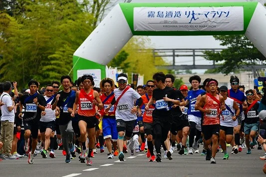 ＼「霧島酒造リレーマラソン2026」にご参加いただき、ありがとうございました！／

5月23日(土)に開催された「霧島酒造リレーマラソン2026」の様子をお届けします♪

第4回である今大会は、1,500人を超える多くの方にご参加いただき、大変盛り上がりました。
最高のマラソン日和で、選手や応援の方々の熱気に包まれた大会となりました🏃

また、大会後にはアフターBBQも実施し、お肉やお酒を片手に、チームの絆をさらに深めていただきました🍖

来年も、さらに盛り上がる大会になるよう努めてまいります！

「霧島酒造リレーマラソン」をぜひお楽しみに♪

#焼酎の里
#霧島ファクトリーガーデン
#黒霧島
#リレーマラソン
#ランニング