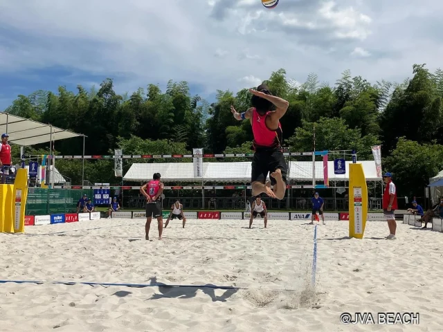 ＼「第3戦 都城大会 第27回 ビーチバレー霧島酒造オープン」が開催されました！🏐／

6月12日(金)~14日(日) 「第3戦 都城大会 第27回 ビーチバレー霧島酒造オープン」が開催されました。
当日の様子を少しお届けいたします♪

14日(日)は、あいにくの天気となりましたが、迫力のあるプレーや高度なかけ引き・戦術など、トップ選手ならではのプレーに、会場は大盛り上がりでした！😳

大会に参加された選手の皆様、本当にお疲れ様でした🙇‍♂️

大会に関わってくださった関係者、スタッフ、観戦者の皆様、ありがとうございました！
今回は観戦出来なかったという方も、来年はぜひ会場でお会いしましょう！👋

#焼酎の里
#霧島ファクトリーガーデン
#黒霧島
#ビーチバレー
#霧島酒造オープン