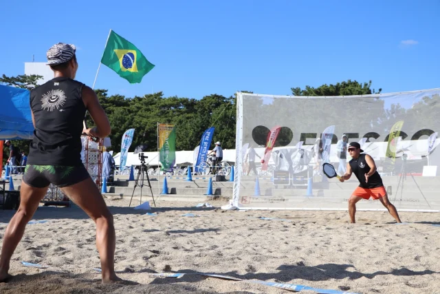 ＼宮崎県初の公式戦開催！ブラジル発祥のビーチスポーツを観戦してみませんか？／

霧島ビーチパークにて、『FRESCOBALL JAPAN TOUR 2026』の第6戦「フレスコボールキリシマカップ2026」が開催されます。

フレスコボールは、ブラジルのリオデジャネイロ発祥のビーチスポーツです🏖
ラケットを使い、向かい合う2人が、ボールを落とさないように、協力してラリーを続ける採点競技です。
競技時間は5分間、7mの距離を保ちながら、いかに長くラリーを繋げるかを競います。お互いを思いやりながらラリーをつなぐ様子から「思いやりのスポーツ」とも言われているそうです。

当日は、観戦だけでなく、フレスコボールを体験できるスペースもありますよ😊

今回の大会は、日本代表を決定するツアーとなっており、トップ選手のプレーを目の前で見ることができます♪
皆様のご来場を心よりお待ちしております（お辞儀のスタンプ）

■開催日
2026年7月11日(土)～7月12日(日)

■会場
霧島ビーチパーク「KIRISHIMA BEACH PARK」

■料金
無料

#焼酎の里
#霧島ファクトリーガーデン 
#黒霧島 
#フレスコボール 
#ビーチスポーツ