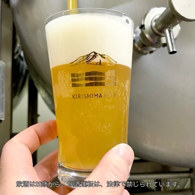 🍊【限定醸造「清見オレンジエール」まもなく登場 】🍺

🍺今回は「霧の蔵ビアガーデン 2026」やイベントで提供予定！
「清見（きよみ）オレンジエール」をご紹介します！

「清見オレンジエール」は、霧の蔵ブルワリーの若手醸造家が中心となって考案しました！

愛媛県産の清見オレンジを使用し、果汁をたっぷりと使用しました。
ジューシーな果実感、さわやかな酸味が特長です😁

試行錯誤を重ねてたどり着いた、夏にぴったりの味わいです☀️
アルコール度数は3.5％。
さわやかで飲みやすく、暑い日の一杯にもおすすめです😆

醸造家の発想と情熱が詰まった、この夏だけの限定品。
ぜひお楽しみに🍊🍺

※「清見オレンジエール」は発泡酒です。

以下、「霧の蔵ビアガーデン2026」詳細です。

■開催日時
[期間]5月23日(土)〜9月23日(水・祝)
[営業時間] 17:30〜21:00 
※L.O.20:45(料理・ドリンク提供終了時間)
[定休日]不定休(※詳細は HPをご覧ください)

■料金(税込)
2時間飲み放題・食べ放題 ¥4,800
2時間ソフトドリンク飲み放題・食べ放題 ¥4,300
中高生¥2,700 小学生 ¥1,500 未就学児 ¥1,000 
3歳以下無料

#焼酎の里
#霧島ファクトリーガーデン
#KIRISHIMABEER
#霧の蔵ビアガーデン2026
#宮崎ビアガーデン