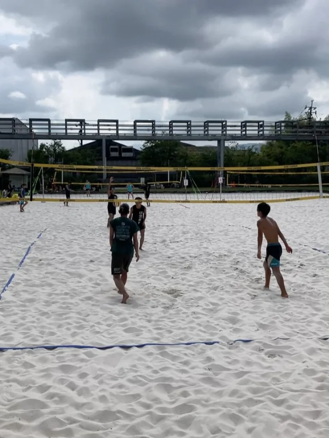 ＼霧島ビーチパークでビーチバレー大会が開催されました🏐／

暑い日が続きますが、皆様いかがお過ごしでしょうか？☀

霧島ビーチパークでは、2026年7月20日(月)にビーチバレー大会が開催されました。
多くの学生や社会人の選手たちが集まり、熱戦が繰り広げられました！

厳しい日差しの中でも、集中力を切らさずに白熱したプレーをされていた選手の皆様には脱帽です…！🙇

霧島ビーチパークは、スポーツ利用はもちろんのこと、公園のように自由に遊ぶことも出来ますので、
皆様もぜひ霧島ビーチパークで思い思いの時間を過ごしてみませんか？

詳細は、焼酎の里 霧島ファクトリーガーデンウェブサイトでご確認いただけます。
皆様のご来場、心よりお待ちしております♪

#焼酎の里
#霧島ファクトリーガーデン
#黒霧島
#霧島ビーチパーク
#都城公園