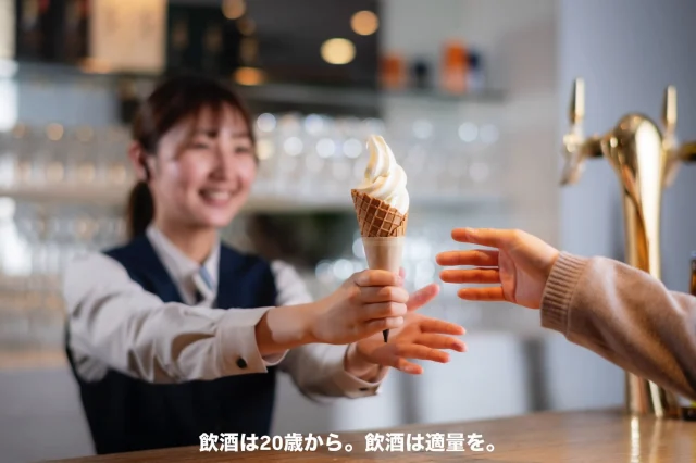 ＼ここでしか味わえない、焼酎香るソフトクリーム🍦／

暑い日が続くこの夏にぴったりなソフトクリームはいかがでしょうか？

当店のソフトクリームは、宮崎県小林市にある「ダイワファーム」のミルクを100％使用！濃厚な甘みでスッキリとした後味が特長です。
当店イチオシの「焼酎ソフトクリーム」は黒霧島を使用しており、ミルクの甘味のあとからふんわりと焼酎の香りをお楽しみいただけます。

ソフトクリームはテイクアウトもできますので、お買い物やお食事のついでにお立ち寄りください♪
※「焼酎ソフトクリーム」はお酒(焼酎)が入っておりますので、お子様やアルコールに弱い方、妊娠・授乳期の方、運転時などはご遠慮ください。

#焼酎の里 
#霧島ファクトリーガーデン 
#黒霧島 
#焼酎ソフトクリーム
#ソフトクリーム