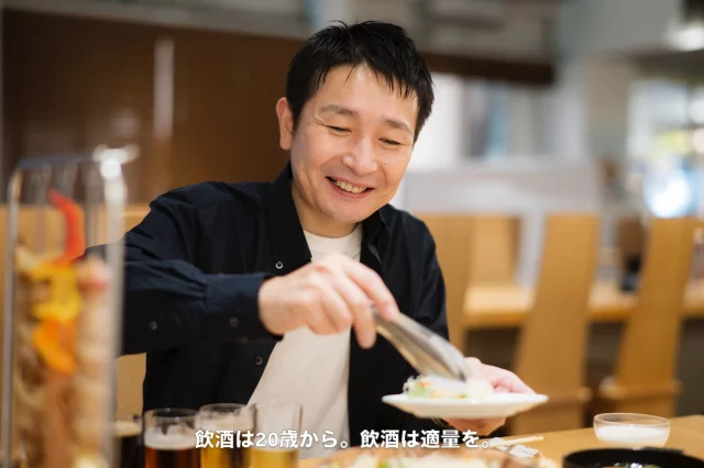 🍽「#黒麹ディナー」おすすめメニュー3選をご紹介🍽

9/24(木)からスタートしているディナーでは、旬の食材と「麹」を気軽に味わえる7種類のセットメニューを提供しています！
霧島酒造が培った発酵技術や、旬の食材が織りなす「素材本来の旨味」「美しさにこだわった彩り」「食欲をそそる芳醇な香り」を感じられる和洋創作料理に注目🍳

今回はその中でもおすすめの3種類をご紹介します🍚
———————————————————————————
①季節の野菜と鯛のせいろ蒸し ～黒麹レモンを添えて～ ¥2,820(税込)
すりおろしたレモンを黒麹に漬け込み、季節の野菜と鯛を蒸して仕立てた、ヘルシーな一品。蒸してふっくらした食材を2種類のたれと赤霧島のもろみ塩でさっぱりお召し上がりください。

②マグロのカツレツ ～自家製黒麹ソースを添えて～ ¥2,790(税込)
繊細な温度調整で、外はカリッと中はレアでしっとりと仕上げました。自家製黒麹ソースや燻製たくあん入りのタルタルソースと合わせてお召し上がりください。

③きなこ豚の黒麹煮込み ～スモーク仕立て～ ¥2,970(税込)
きなこ豚を黒麹で3～4時間煮込み、オリジナルの黄金千貫ソースで仕上げました。柔らかなお肉とスモークの香りをお楽しみください。
———————————————————————————

さらに、牛・豚・鶏を贅沢に味わえる看板メニュー「焼酎の里 BBQプレート」をはじめ、都城や宮崎の地元食材をふんだんに使用したメニューや、「 #KIRISHIMABEER」を取り入れた霧島酒造直営レストランならではのメニューも引き続きお楽しみいただけます。

今回ご紹介したメニューのほかにも、コースメニューやアラカルトメニュー、お子様用のメニューもございますので、ぜひこの機会にご家族やご友人で「焼酎の里 霧島ファクトリーガーデン レストラン」へお越しください！

#焼酎の里 
#霧島ファクトリーガーデン 
#黒霧島