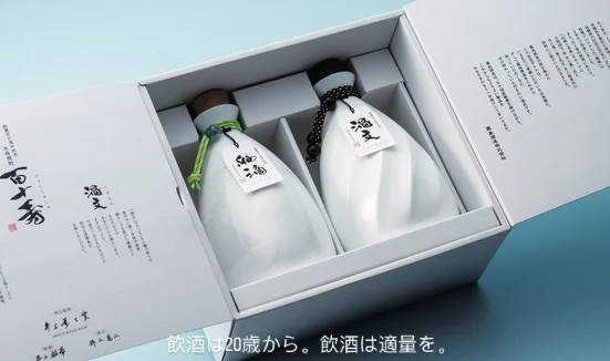 『創業百十周年記念 百十寿(ひゃくじゅじゅ)』の数量限定発売のお知らせ✨
———————————————————————————
霧島酒造は、1916年に宮崎県都城市で創業し、おかげさまで2026年5月に110周年を迎えました。
今回発売する『創業百十周年記念 百十寿』は、110年間で築いてきた本格焼酎造りの技術を結集した商品です。
『渦文(うずもん)』と『釉滴(ゆうてき)』の2種類をセットにした特別な商品で、味わいとボトルそれぞれに霧島酒造の「伝統と革新」への想いが込められています。
本日より「焼酎の里 霧島ファクトリーガーデン ショップ」にて販売開始です🎉
※数量限定商品のため、数に限りがございます。

■渦文
「渦文」はさつまいもと甕の香りが穏やかに漂う本格芋焼酎です。
17年甕貯蔵の黒霧島を贅沢に使用し、どこか懐かしさを感じるような余韻が残る味わいが生まれました。
ボトルは、有田焼・「白磁」の人間国宝 故・井上萬二が監修。
井上萬二氏の最後の監修商品であり、代表作である「渦文」をボトルにあしらっています。
「渦文形状」は、霧島酒造創業110周年とかけて「11本」の渦の文様で表現しました。
心満たされるひとときを、ゆったりとお楽しみください。

■釉滴
「釉滴」は果物のような瑞々しさと、華やかな香りが広がる本格芋焼酎です。
高濃度のKIRISHIMA No.8を特製ブレンドしたことで放たれる溢れ出すうまさ。フレッシュで、透明感のある甘みが広がります。
ボトルは、井上萬二窯 3代目 井上祐希氏が監修。井上祐希氏を象徴する技法である「釉滴」をボトルにあしらっています。
身体の動きと偶然の重なりで生まれる釉滴は、1つの意味にとどまりません。
心を魅了する1杯をぜひロックでお楽しみください。
———————————————————————————
【商品概要】
商品名 ： 創業百十周年記念 百十寿
品目 ： 本格焼酎
原材料名 ： さつまいも(九州産)、米こうじ
アルコール分 ： 30%
容量/容器 ： 1100ml/瓶(ガラス製)×2本 ※化粧箱付き
販売価格 ： 18,000円(税抜価格16,364円)

#焼酎の里
#霧島ファクトリーガーデン
#黒霧島
#創業百十周年記念百十寿
#数量限定
